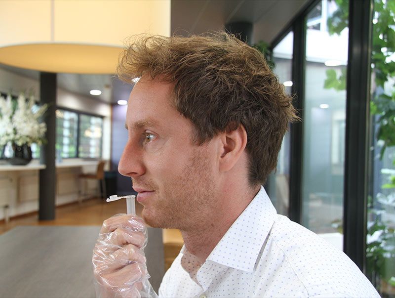 De progesteron test kan eenvoudig zelf thuis afgenomen worden.