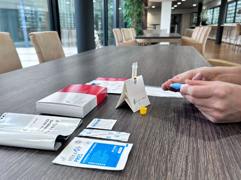 De afname voor de vitamine B6 test kan eenvoudig thuis met een vingerprik.