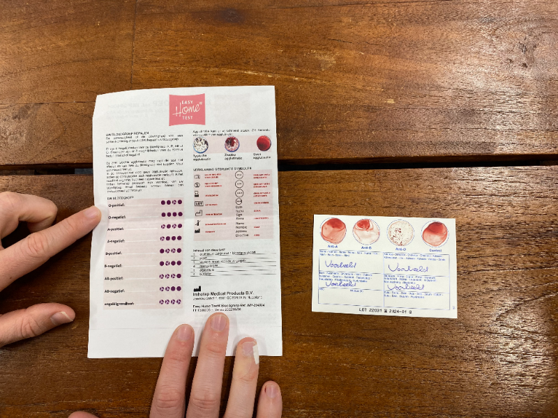Op de testkaart kun je direct aflezen wat jouw bloedgroep is. Op de testkaart kun je direct aflezen wat jouw bloedgroep is.
