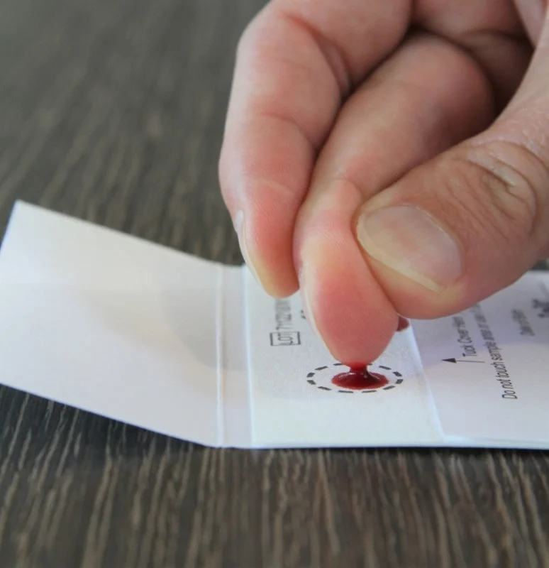 Neem je microplastics test thuis af met een vingerprik op de bloedspotkaart
